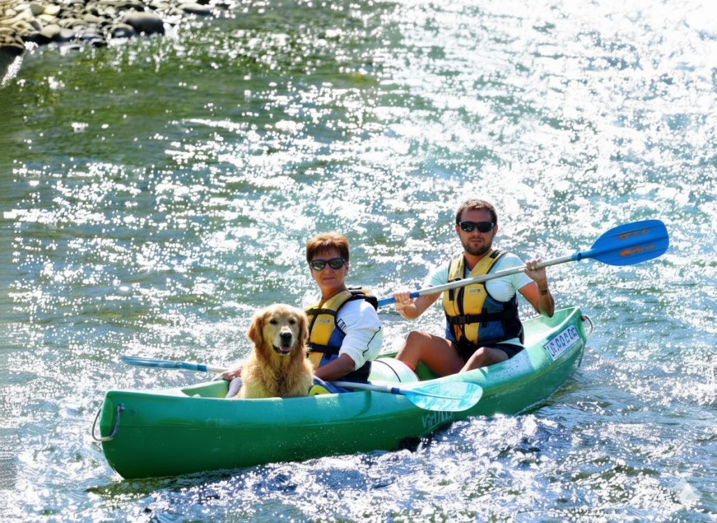 Una pareja de madre e hijo bajan en canoa con un perro por el río Sella